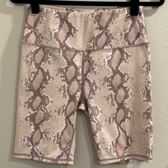 Varley Women’s Medium Champagne Snake Albury 8”Biker Shorts Athletic Performance - Picture 1 of 5